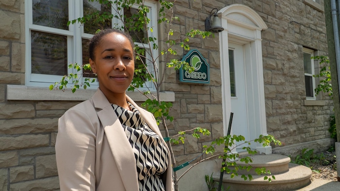 Portrait de Jamila Ketwan devant les bureaux du Conseil de l'environnement et du développement durable de l'Outaouais.