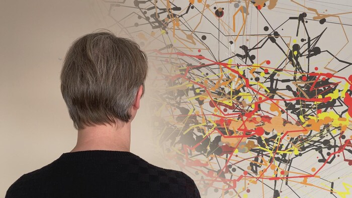 Jan-Willem van Prooijen regarde une toile de Jackson Pollock

