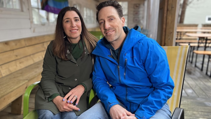 Un homme et une femme sourient. 