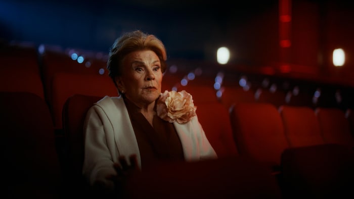 Janette Bertrand est assise dans une salle de cinéma. 