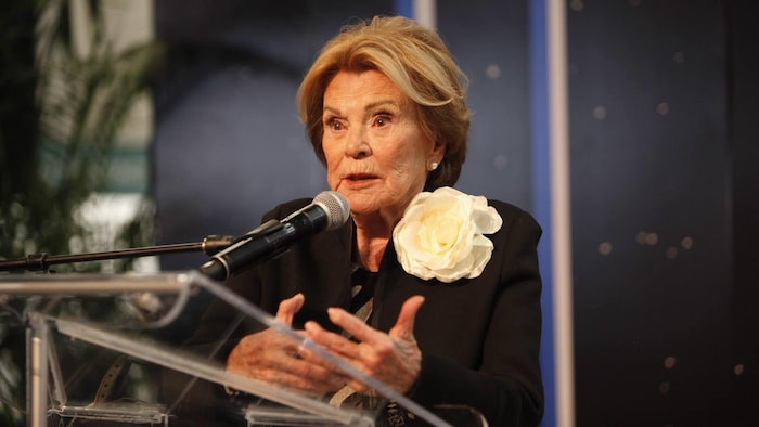 Une femme parle dans un micro.