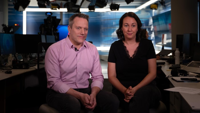 Karine Godin et Janic Godin dans la salle de rédaction du Téléjournal Acadie.