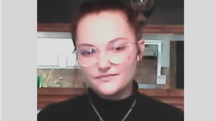 Une jeune femme portant des lunettes.