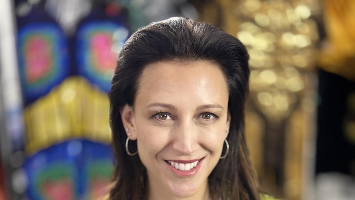 La publiciste du cirque du soleil, Janie Mallet, qui sourit.