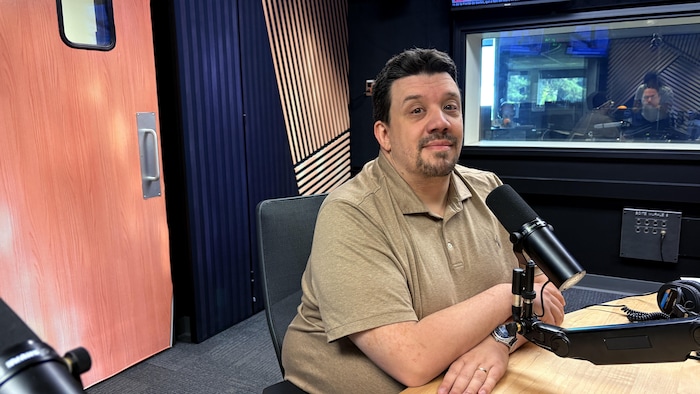 Janusz Jaworski est dans le studio radio de l'émission C'est jamais pareil. 