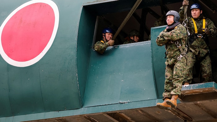 Un homme participe à un exercice de parachutisme. 