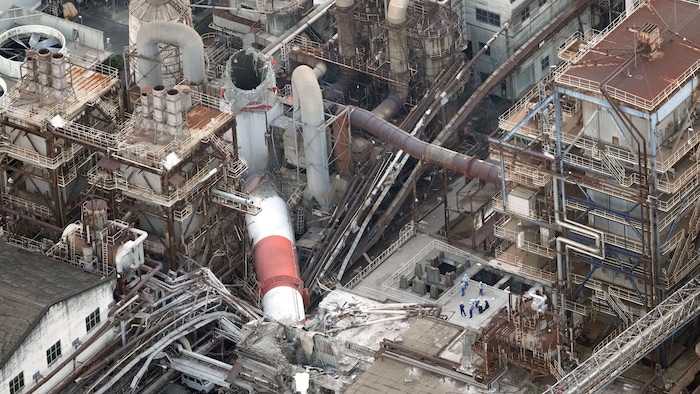 Une cheminée effondrée a endommagé un bâtiment industriel dans sa chute.