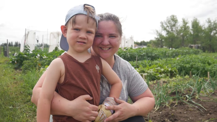 Markie Flaterud et son fils Avery devant le jardin communautaire.