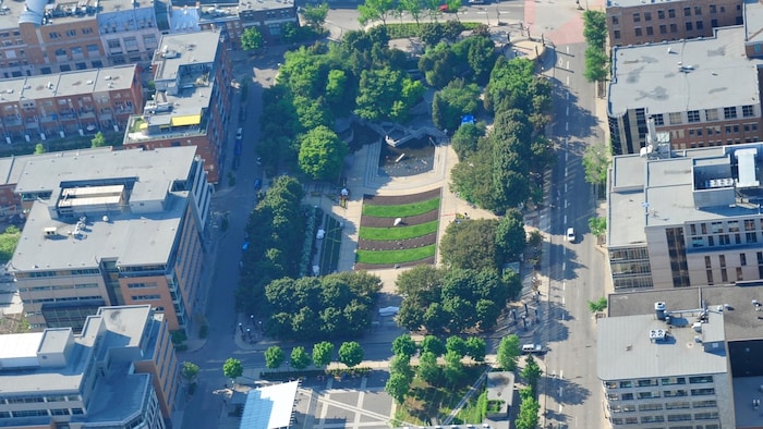 Le jardin Jean-Paul-L'Allier vu du ciel. L'endroit était occupé par un stationnement de gravier à la fin des années 1980.