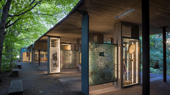 Un bâtiment servant de petit musée avec une variété d'objets mis en vedette. Des arbres l'entourent.