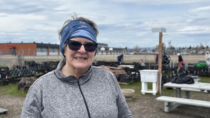 Chantal Côté-Mercier, dans son jardin communautaire.