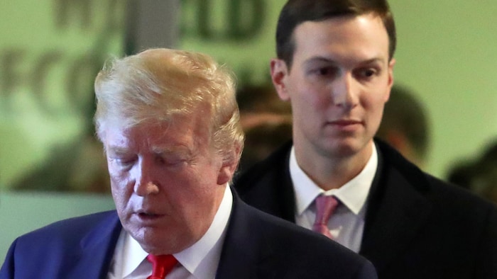 Jared Kushner marche derrière Donald Trump.