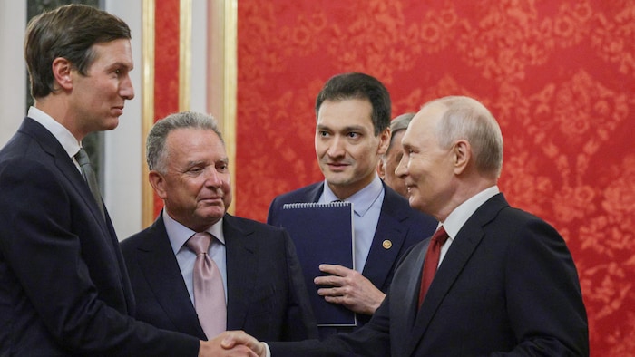 Vladimir Poutine accueille Steve Witkoff et Jared Kushner (à gauche) avant leur entretien à Moscou.
