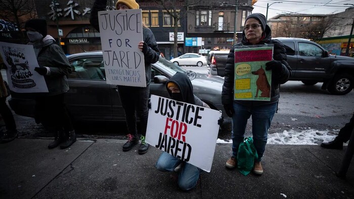 des personnes avec des pancartes "Justice pour Jared".