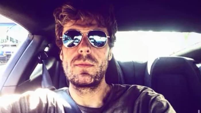 Jared Lowndes dans une voiture avec des lunettes soleil. 