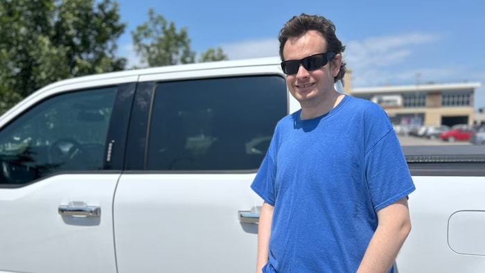Jarod Strelnikow devant son nouveau véhicule ( jun 2025)