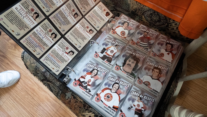 Un cartable de cartes de hockey.