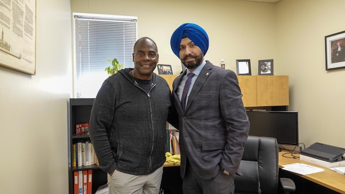 Willard Reaves et Jasbir Singh dans un bureau.