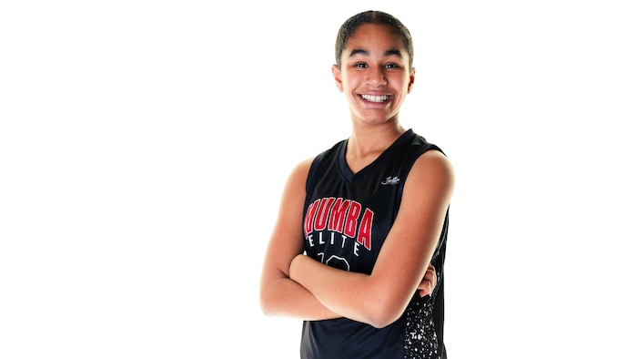 Jasmine Mgaya posant avec son maillot d'équipe.