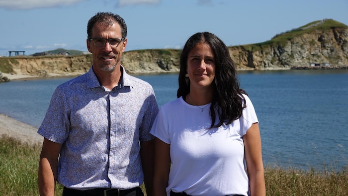 Jean Hubert et la gestionnaire de projets en érosion côtière, Jasmine Solomon, devant des falaises érodées.