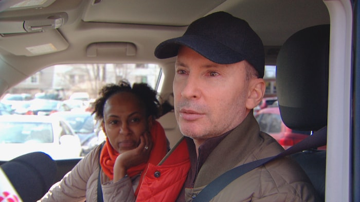 Jason De Carlo dans son VUS avec son épouse.
