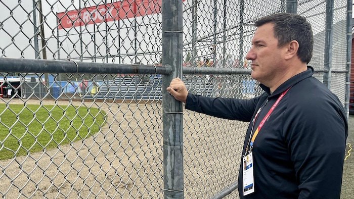 Jason Dickson au terrain de baseball du complexe sportif Team Gushue, à Mount Pearl, en banlieue de Saint-Jean, à Terre-Neuve-et-Labrador, le 19 août 2025.