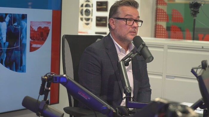 Jason Dumbreck assis dans un studio
