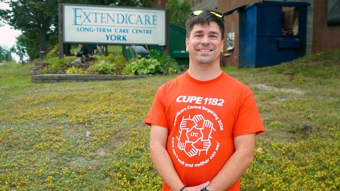 Jason Harasymchuk, infirmier auxiliaire autorisé à Extendicare York, en chandail orange du syndicat.
