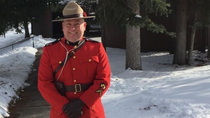 Un homme en uniforme de la Gendarmerie royale du Canada.