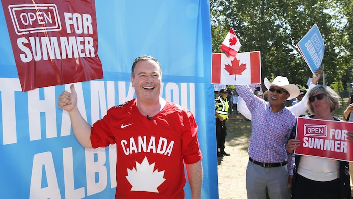 Jason Kenney celebra el fin de las restricciones en Alberta el 1 de julio.