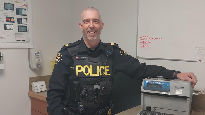 L’expert en reconnaissance de drogues pour la Police provinciale de l’Ontario Jason Lortie debout en noir.
