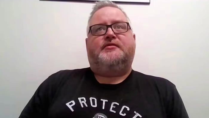 Jason MacLean interviewé par vidéoconférence.