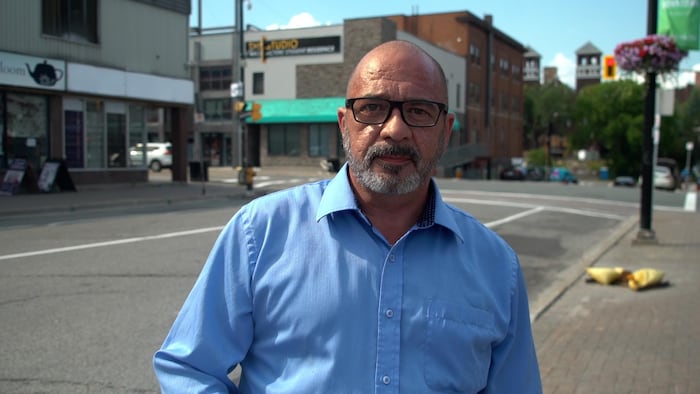 Portrait de Jason Mageau dans une rue du centre-ville du Grand Sudbury
