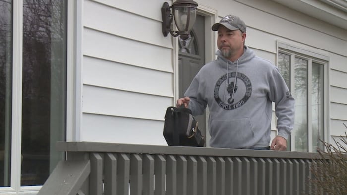 Jayson Mercier porte une casquette.