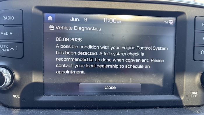 Un message d'urgence sur un écran tactile dans un Santa Fe de Hyundai.