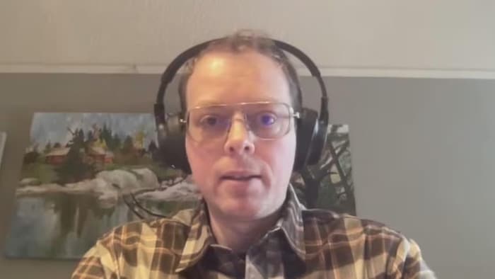 Un homme en entrevue par visioconférence.