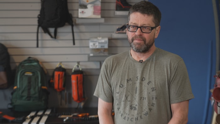 Jean-François Bussières est debout dans son magasin.
