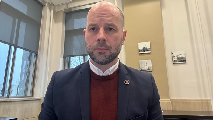 Capture d'écran d'un directeur d'école lors d'une entrevue en visioconférence.