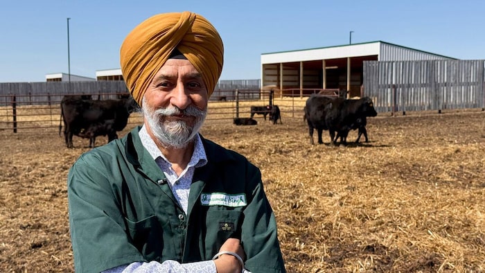 Jaswant Singh dans un champs.