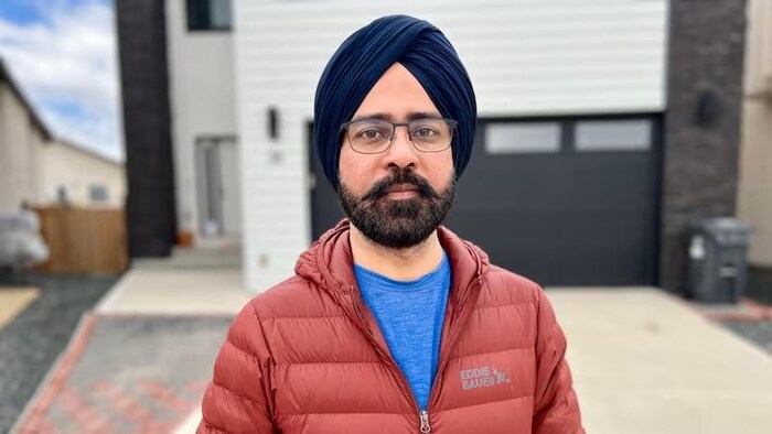 Jaswinder Singh Brar devant sa maison
