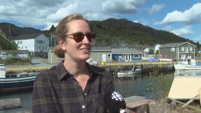 Nathalie Javault interviewée sur un quai.