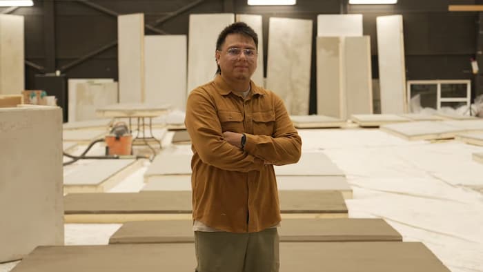 Javier Marin en intérieur devant des décors de film.