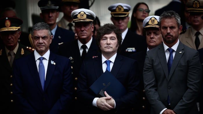 Javier Milei, Jorge Macri et Martin Menem devant des officiers de la marine.