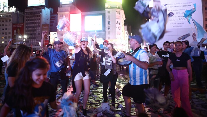 Des Argentins célèbrent la victoire de Javier Milei à Buenos Aires.