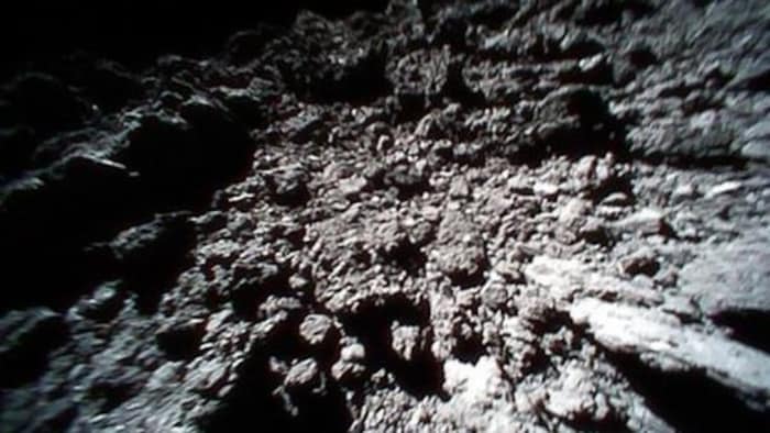 La surface de l'astéroïde Ryugu.