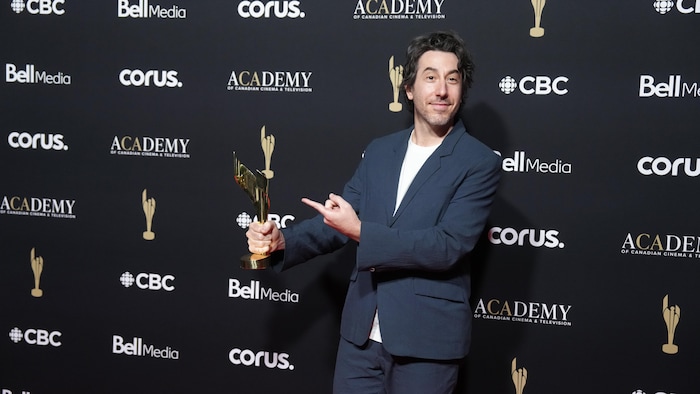 Jay McCarroll brandit le trophée du meilleur acteur dans un rôle principal dans une comédie pour le film « Nirvanna, le band, la série, le film ».