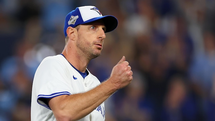 Max Scherzer fait un signe du poing en guise de remerciement aux partisans.
