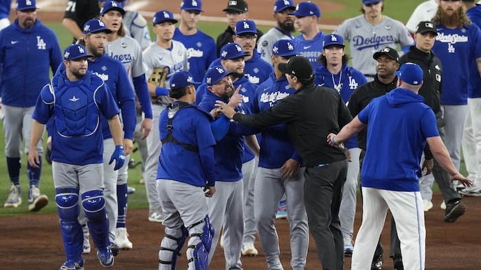 Plusieurs joueurs sur un terrain de baseball.