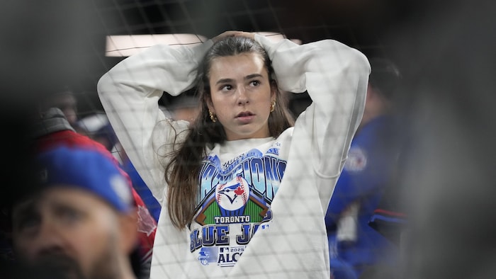 Une spectatrice réagit.