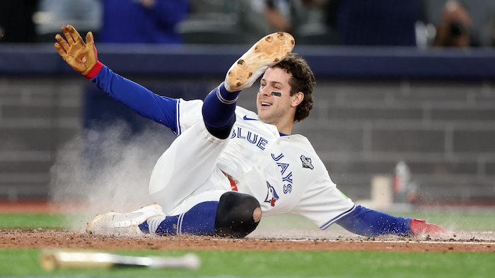 Ernie Clement marque.